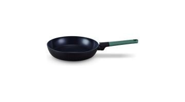 Koekenpan met groen handvat en keramische anti-aanbaklaag, 24 cm, liggend op een witte achtergrond.