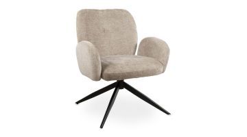 Draaifauteuil Bobby in de kleur lever, met een zwart metalen draaipoot, afgebeeld in volledige weergave.