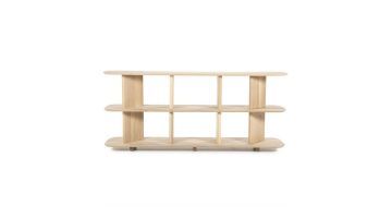 Eleonora Dressoir Ty in licht hout met strakke lijnen, open vakken, en afgeronde hoeken. Modern en veelzijdig design.