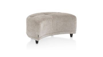 maanvormige Hocker Borgia van Henders & Hazel in een zandkleurige bekleding, zijaanzicht.