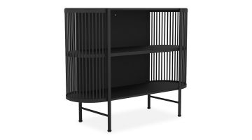 Zwart metalen dressoir Dinsor van Eglo met open rekken en verticale lamellen, losstaand gefotografeerd op witte achtergrond.