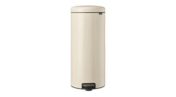 Beige Brabantia NewIcon pedaalemmer van 30 liter, frontaal zicht met strak design en zacht sluitend deksel.