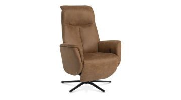 Henders & Hazel Relaxfauteuil Nocara, bekleed met een bruine microvezelstof, modern design met zwarte draaivoet, schuin zijaanzicht.