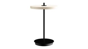 Minimalistische tafellamp in zwart-wit – Strakke, draadloze tafellamp met een zwarte voet en witte kap, ideaal voor moderne interieurs.