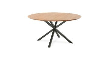 Eettafel Romaro rond van Pronto Wonen, met een teakhouten blad en een zwart metalen onderstel in een moderne stijl.