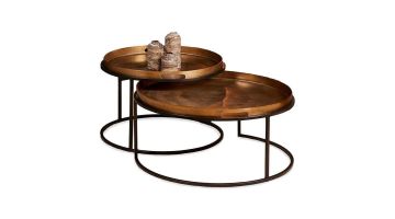 Set van twee ronde salontafels Puck met gouden aluminium bladen en zwart ijzeren frame, perfect voor moderne en klassieke interieurs.