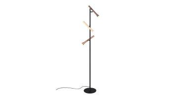 Moderne vloerlamp Fiato met drie gekantelde lampen in houttinten en een zwarte metalen standaard.