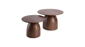 Bijzettafels Aboni, set van twee, massief hout met geribbeld onderstel en ronde bladen, bruine afwerking.