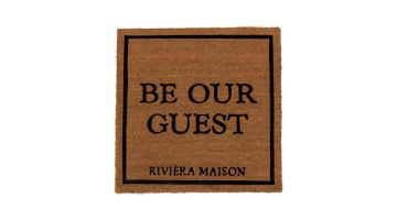 Deurmat Be Our Guest van Rivièra Maison, productfoto – Vierkante kokos deurmat Be Our Guest van Rivièra Maison, met zwarte rand en tekst in klassieke typografie.