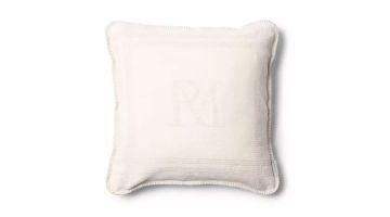 Kussenhoes Marino 50x50 cm van Rivièra Maison in offwhite met subtiel RM-logo en siersteekrand, bovenaanzicht op witte achtergrond.