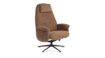 Relaxfauteuil Tonole in koperkleurige stof, met comfortabele armleuningen en een stijlvol zwart metalen draaivoet.