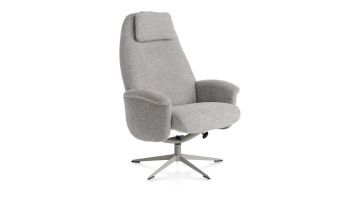 Vooraanzicht van de relaxfauteuil Tonale in kiezelkleur, met een eigentijds ontwerp en draaibare metalen voet.