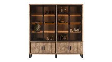Buffetkast Pavarotti met vier glazen deuren en warme LED-verlichting, houten planken en zwarte metalen accenten, volledig frontaal gezien.