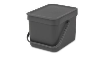 Donkergrijze Brabantia Sort & Go afvalemmer van 6 liter met stevig hengsel, staand op een witte achtergrond.