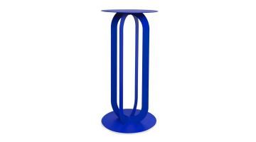 Stijlvolle metalen bijzettafel in een opvallende blauwe kleur, geschikt als accessoire in een modern interieur.