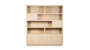 Vooraanzicht van de wandkast Helsinki van Eleonora in naturel kleur, met open vakken en gesloten compartimenten.