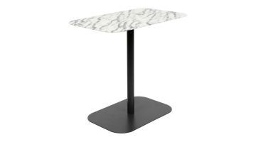 Bijzettafel Snow van Zuiver met een wit marmerlook blad en zwarte metalen voet, minimalistisch design.