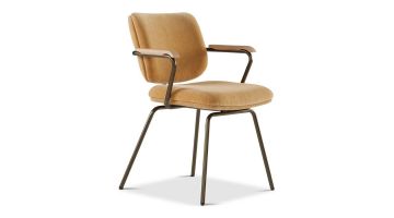 Armstoel Kobe in okergele stof met metalen frame en houten armleuningen, driekwart vooraanzicht.