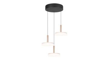Close-up van de CELESTE hanglamp met drie lampen, mat wit glas en een metalen houder in bronskleur, gemonteerd op een zwarte plafondplaat.