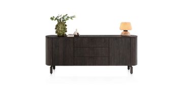 Henders & Hazel dressoir Rafello 220 cm, frontaal beeld met decoratieve vaas, boeken en tafellamp bovenop.