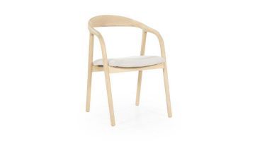 Eetkamerstoel Rayven van Eleonora met licht houten frame, gebogen rug- en armleuningen, en een comfortabele beige zitting van geweven stof.