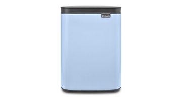Brabantia Bo afvalemmer 4L in Dreamy Blue, vooraanzicht met strak, stijlvol ontwerp en zwart deksel.