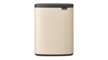 Vooraanzicht van de Brabantia Bo Afvalemmer 12L in Soft Beige, met een strak en modern ontwerp.