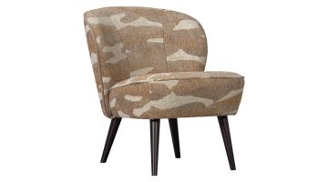 Vooraanzicht van fauteuil Sara van WOOOD met camouflageprint en houten poten.
