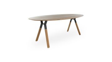 Ovale eettafel met houten blad en zwarte metalen poten in een minimalistisch design.