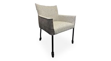 Eetkamerstoel Jeremy van IN.HOUSE met een stoffen zitting en armleuningen, gecombineerd met een grijs kunstleer op de buitenkant.