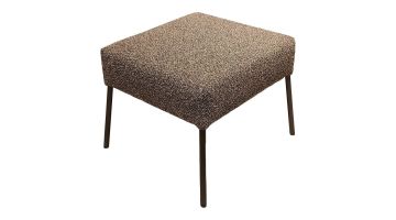 Henlay hocker met gemêleerde bruine bekleding en slank metalen onderstel.