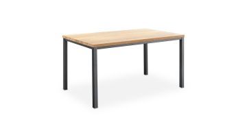 Rechthoekige eettafel Caltana met een melamine tafelblad in houtlook en een zwart metalen frame.