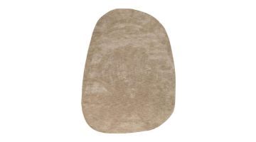 Timeless Arawood vloerkleed van COCO Maison, gemaakt van polyester in een neutrale arawood-kleur met een organische vorm.