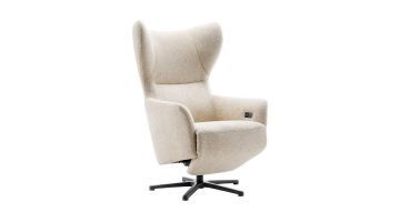 Relaxfauteuil Castleton in ecru stof Tori, met een Scandinavisch design en een zwarte metalen 4-teenspoot.