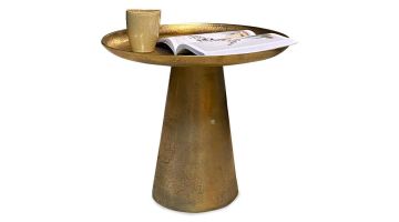 Gouden bijzettafel Daisy met een conisch onderstel en een decoratief blad, voorzien van een mok en open boek.