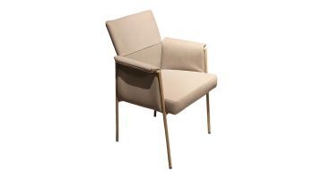 Hansen armstoel in Pearl leder met slank rond buisframe in schuin vooraanzicht.