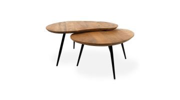 Set van twee organisch gevormde salontafels Erfurt Natural met massief mangohouten tafelbladen en zwarte metalen poten, gepresenteerd op een witte achtergrond.