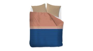 Beddinghouse Kingfisher dekbedovertrek met strepen in blauw, roze en oker op een witte achtergrond, gemaakt van 100% katoensatijn.