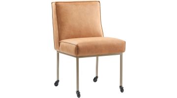 Eetkamerstoel Rona van IN.HOUSE met bruin microlederen bekleding en 4 strak zwart metalen poten met wieltjes, schuin vooraanzicht.