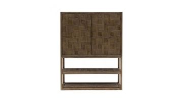 Dressoir Fraser Island van Rivièra Maison in gesloten toestand, met een houten visgraatmotief op de deuren en een open onderstel met planken.