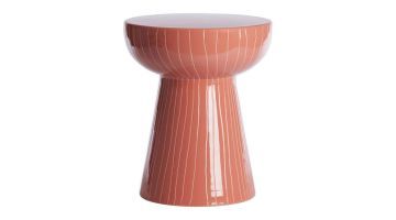 Sidetable Nunoa in een warme terracotta kleur met een glanzende afwerking en subtiele verticale lijnen.