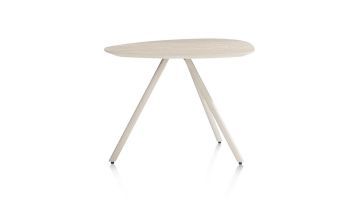 Salontafel Mintos van XOOON met een organisch gevormd blad in lichte houttint en slanke metalen poten, zijaanzicht.