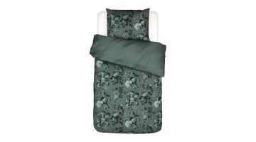 Dekbedovertrek Florice in Balsam Green met verfijnde bloemenprint, weergegeven op een opgemaakt bed met bijpassende kussenslopen.