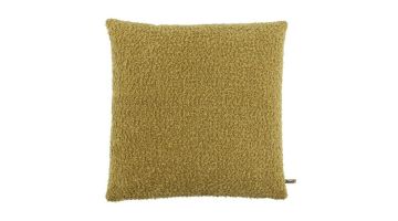 Sierkussen Revalla van Claudi in goudkleur, gemaakt van zachte bouclé stof, perfect voor een luxe en stijlvolle uitstraling op de bank.