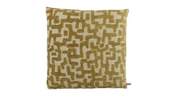 Sierkussen Ruralla van Claudi in mosterdkleur, met een modern geometrisch patroon, ideaal voor een luxe en stijlvolle touch op de bank.