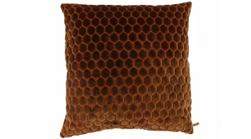 Sierkussen Prisilla van Claudi in koperkleur, met een luxe velours honingraatpatroon, perfect voor een stijlvolle touch op de bank.