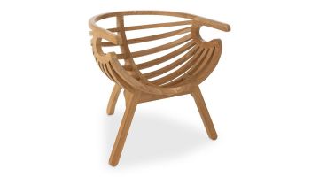 Close-up van de Crab stoel van naturel teakhout, met een unieke kuipvormige zitting en horizontale latten.