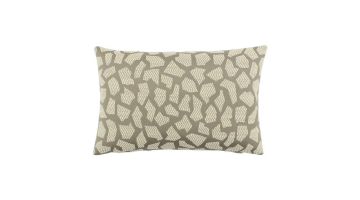 Sierkussen Golicia van Claudi in beige tinten, gemaakt van een hoogwaardige stof met een modern geometrisch patroon, perfect voor een luxe uitstraling.