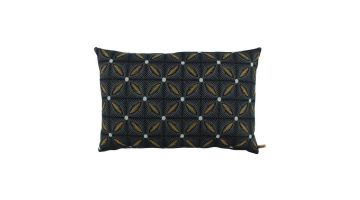 Sierkussen Effia van Claudi in indigo met koperkleurig sierpatroon, gemaakt van hoogwaardige stof voor een luxe en elegante uitstraling.