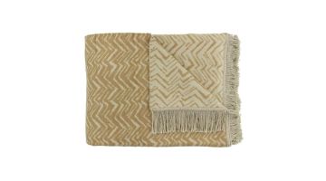 Goudbeige plaid Sanny van Claudi met een stijlvol zigzagpatroon en decoratieve franjes, gemaakt van een zachte, luxe stof.
